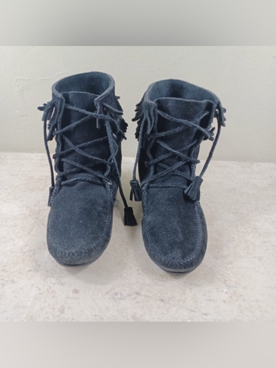 Minnetonka Shoes - Minnetonka black Suede Fringe Lace-Up Moccasins